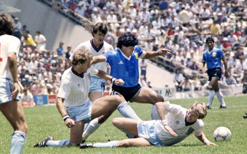 Maradona solo qua các cầu thủ Anh một cách dễ dàng